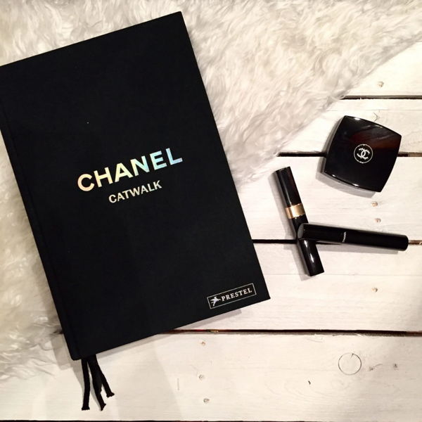 Livro Decorativo Chanel Catwalk The Complete Collections - 28 cm