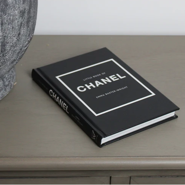 Livro Decorativo The Little Book Of Chanel - 18 cm