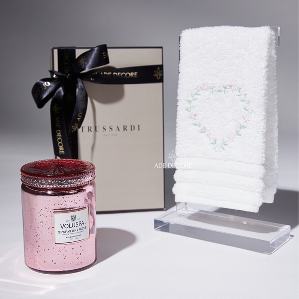 kit presente toalha de lavabo trussardi floral heart vela voluspa sparkling rose