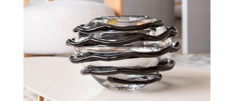 O que colocar na mesa de centro da sala para criar charme e equilíbrio