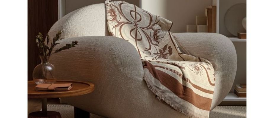 Como decorar sofá com manta e almofadas: conforto, estilo e harmonia no seu lar!