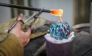 homem moldando murano homem moldando murano