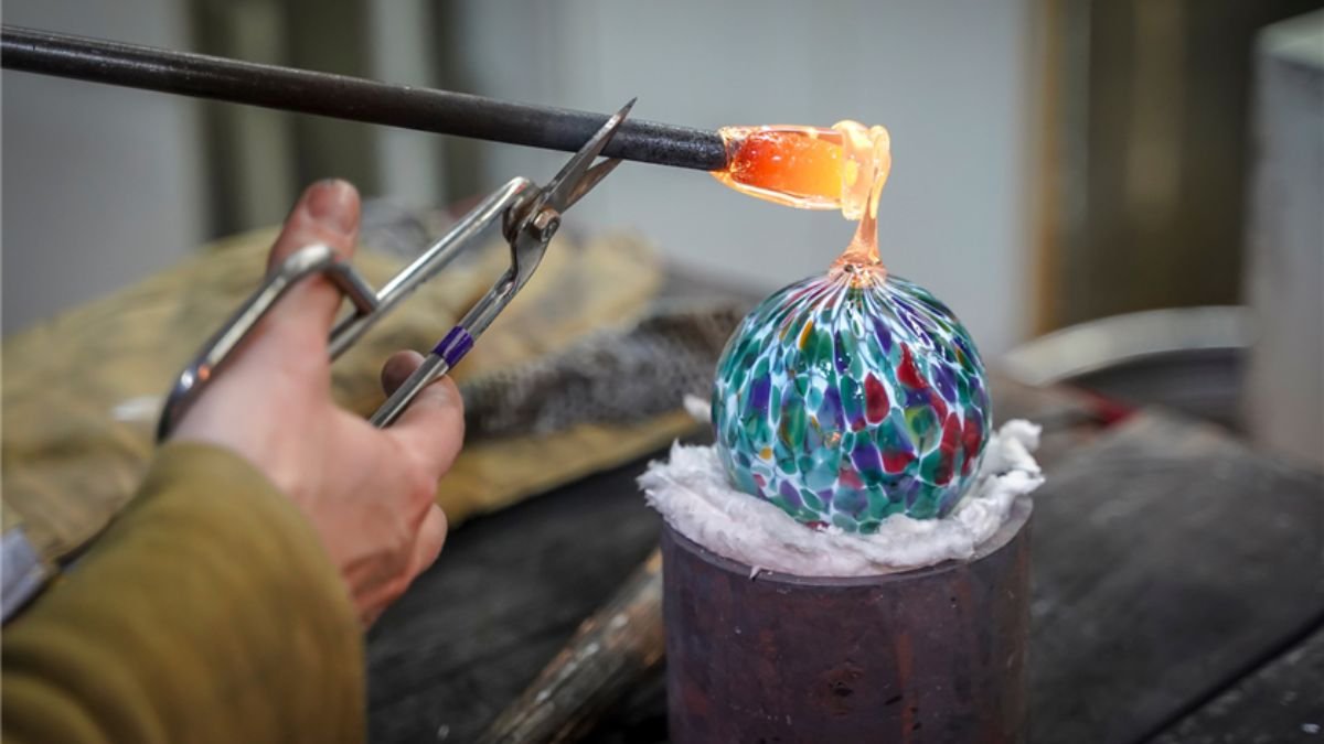 homem moldando murano