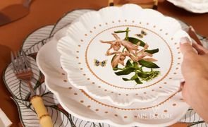 pratos brancos em mesa pratos brancos em mesa