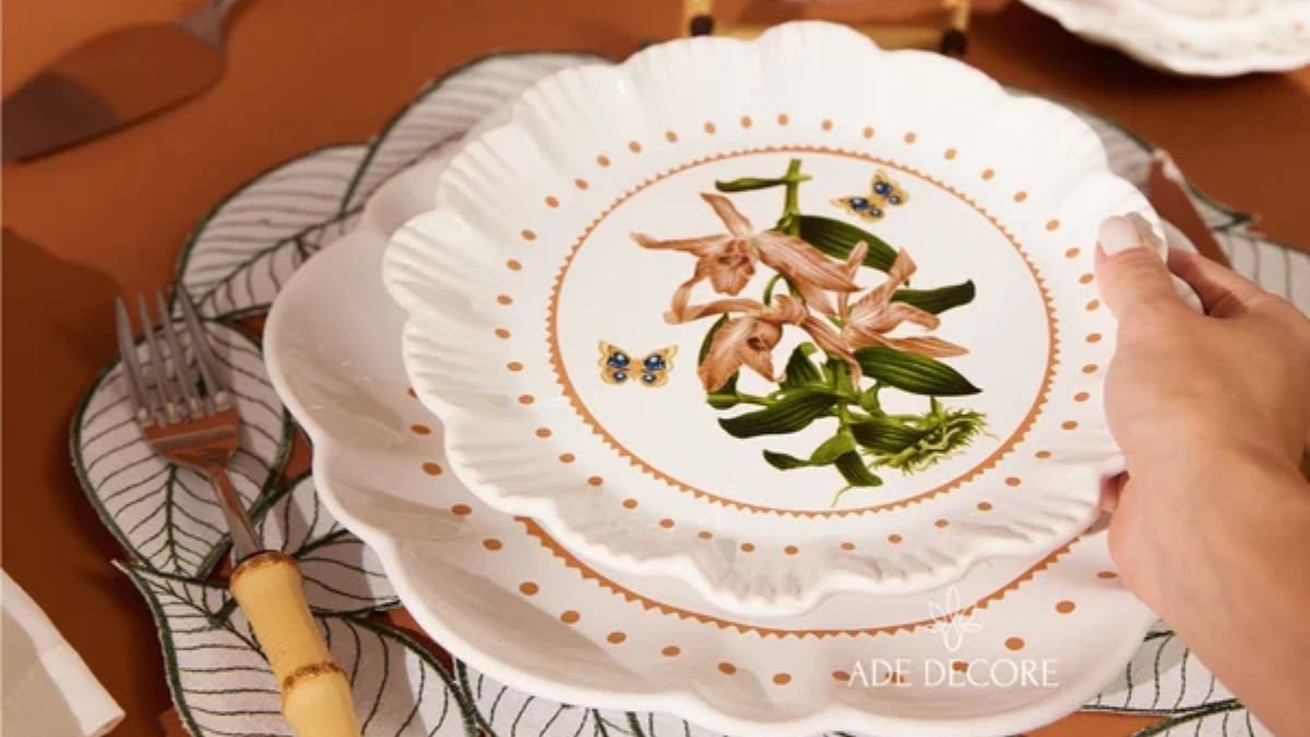 pratos brancos em mesa