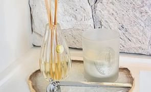 vaso solitario de cristal em banheiro