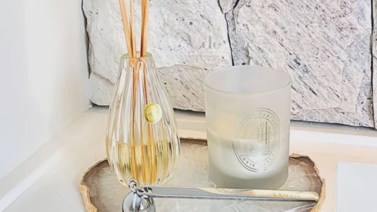 vaso solitario de cristal em banheiro
