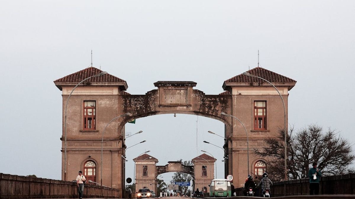 portico com estrada passando por baixo