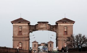 portico com estrada passando por baixo